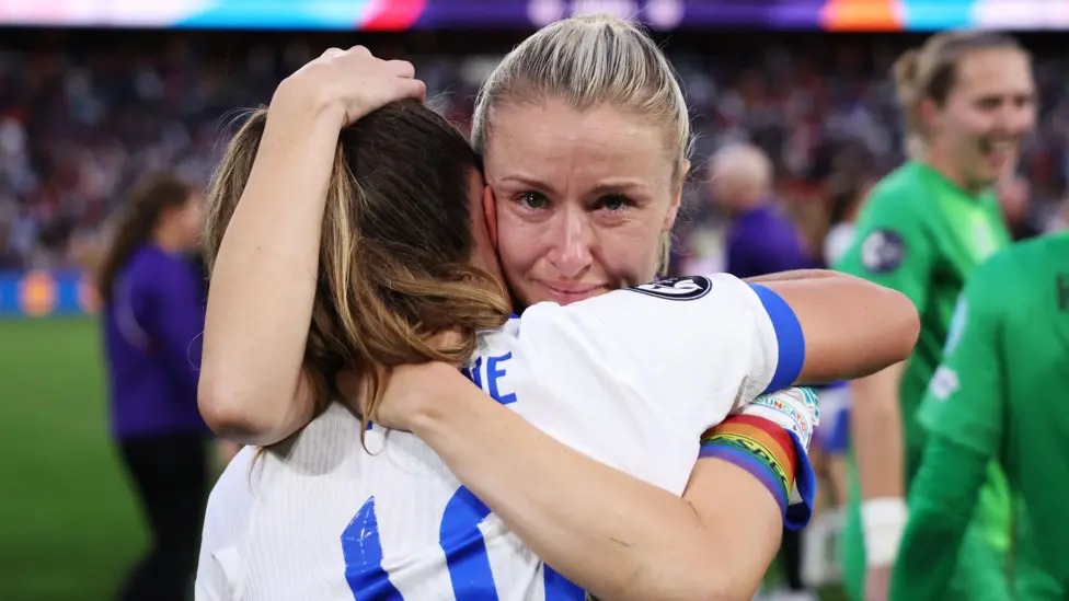 利亚·威廉姆森在点球大战击败西班牙后拥抱艾拉·图恩