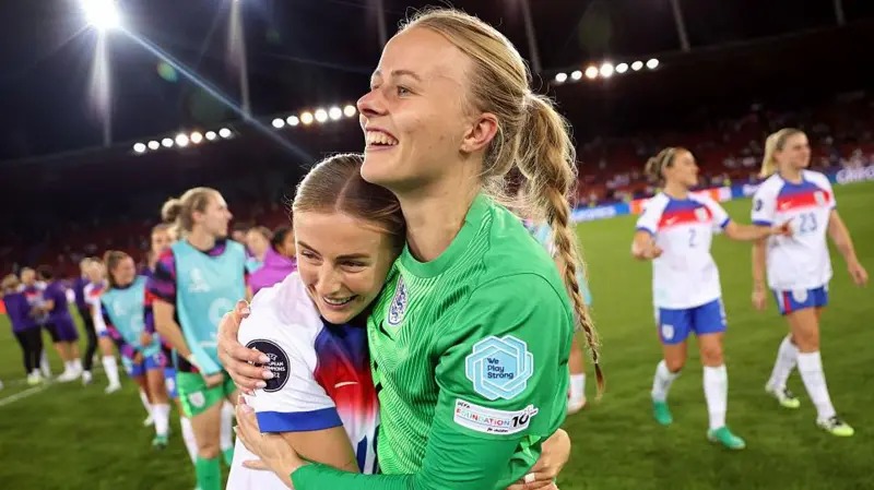 英格兰女足克洛伊·凯利和汉娜·汉普顿