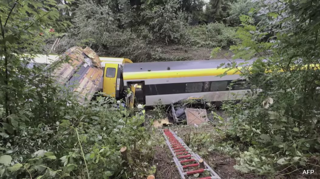 德国一列载有百人的火车脱轨，造成3人死亡，多人受伤