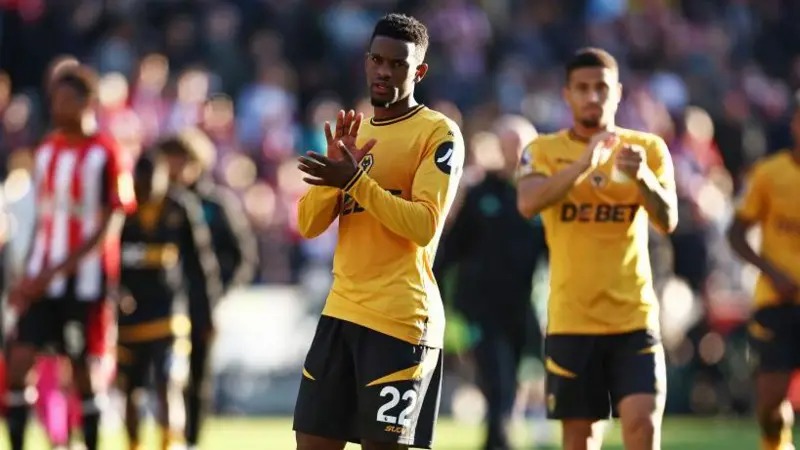 纳尔逊·塞梅多在Gtech社区体育场英超联赛比赛结束后向球迷们鼓掌