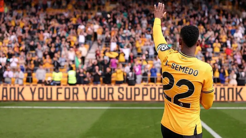 纳尔逊·塞梅多在莫利纽克斯向狼队球迷致辞