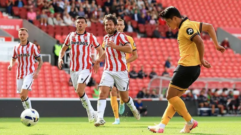 狼队球员黄喜灿进球