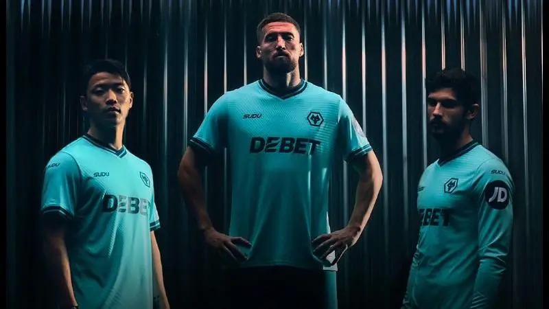 球员们身着狼队2025-26赛季全新绿松石色客场球衣