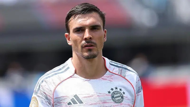 若昂·帕利尼亚(JoaoPalhinha)身着拜仁慕尼黑队服亮相