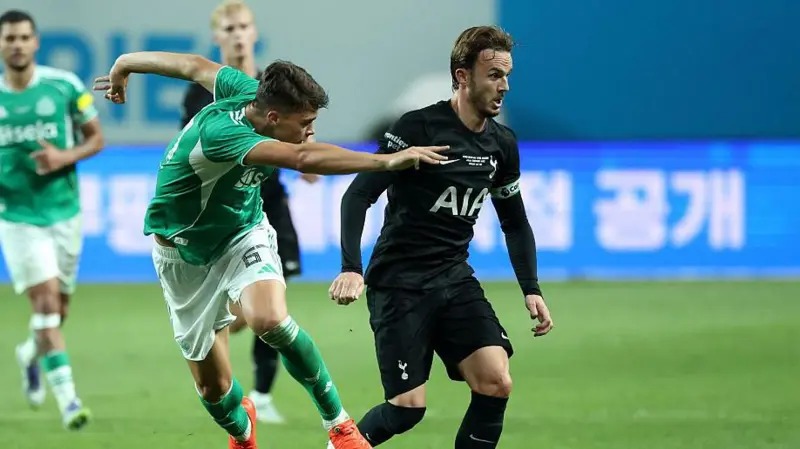 詹姆斯·麦迪逊（右）于2023年加盟托特纳姆热刺