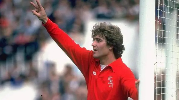 托尼&middot;戈登曾与布莱恩&middot;罗布森、西里尔&middot;雷吉斯和劳里&middot;坎宁安等人在西布朗做过队友。