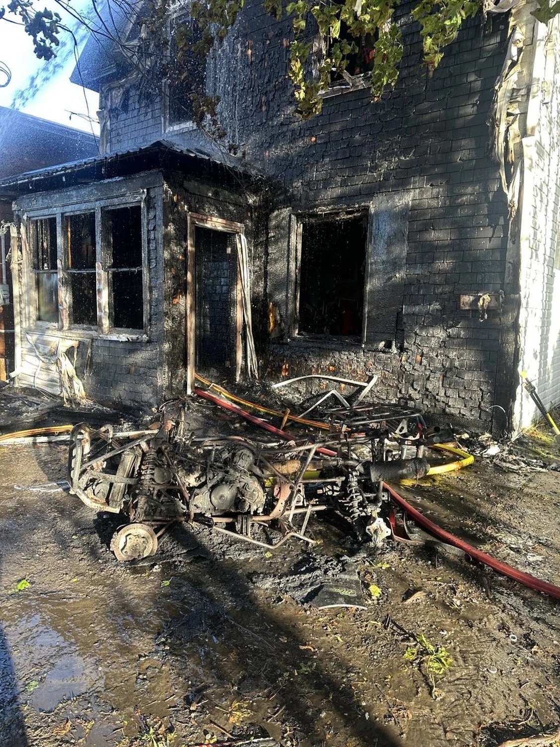 加拿大警方调查一起全地形车和房屋火灾是纵火案