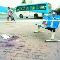 男子广场上当众割刺自己撞电杆(组图)