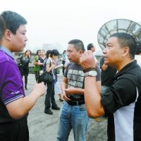 47名家长不满入学分配 带孩子教体局楼顶抗议