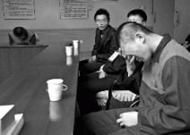 抢劫犯被帮教哭红双眼(图)