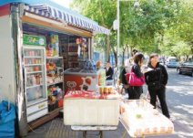 卖报大王被指强占爱心服务亭转租牟私利(图)