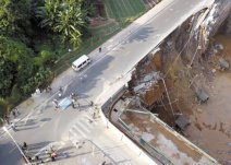 工地防护墙坍塌砸断水管致4栋民宅停水(组图)