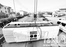 小车爆胎车轮飞出 中巴客车为躲避失控侧翻(图