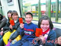 十余网民自发组织在地铁上发千份红包(图)