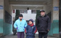 男子在妻子病逝后患精神病 欲将儿女送人