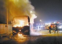 客车疑因轮胎过热起火 消防人员抢出煤气罐(图